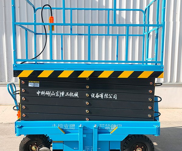 白云鄂博矿自行走升降机